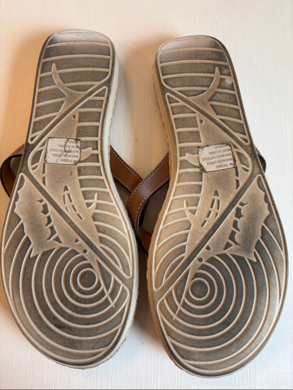 Tommy Bahama Thomas Brown Leather Thong Sandals - Picture 5 of 6